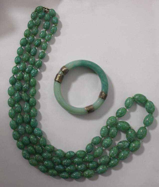 BRACELET RIGIDE en jade et quatre cerclages...