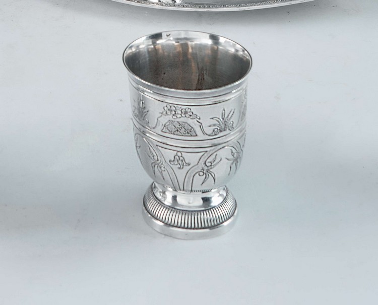 TIMBALE tulipe sur piédouche en argent à...