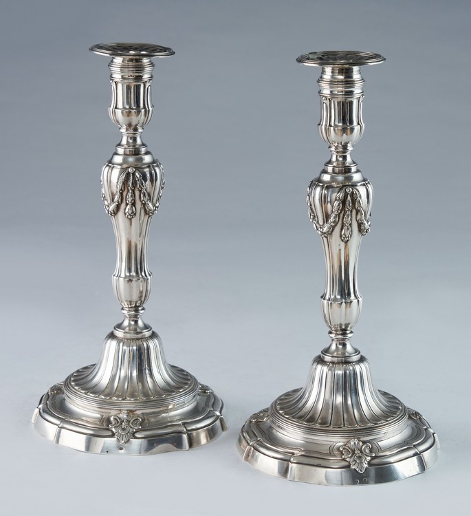 PAIRE DE FLAMBEAUX en argent, à fût balustre...