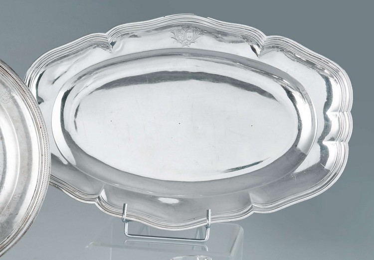 PLAT ovale à contours filetés en argent gravé...