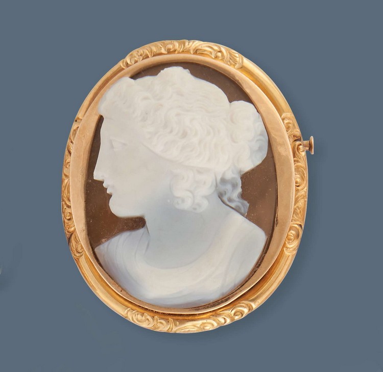 BROCHE CAMÉE sur agate sculptée à profile...