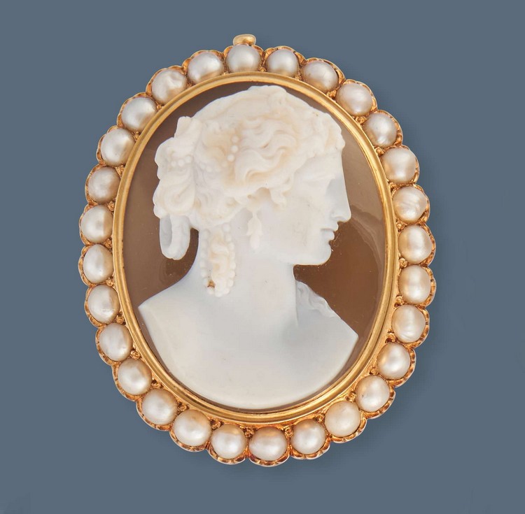 BROCHE CAMÉE sur agate sculptée d'un profil...