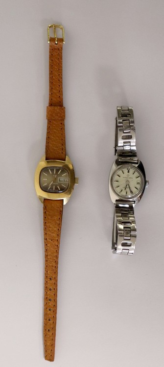 DEUX MONTRES bracelets de dame automatiques...