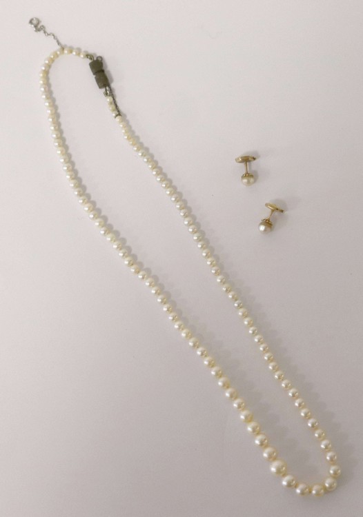 PAIRE DE CLOUS D'OREILLES en or jaune (750)...