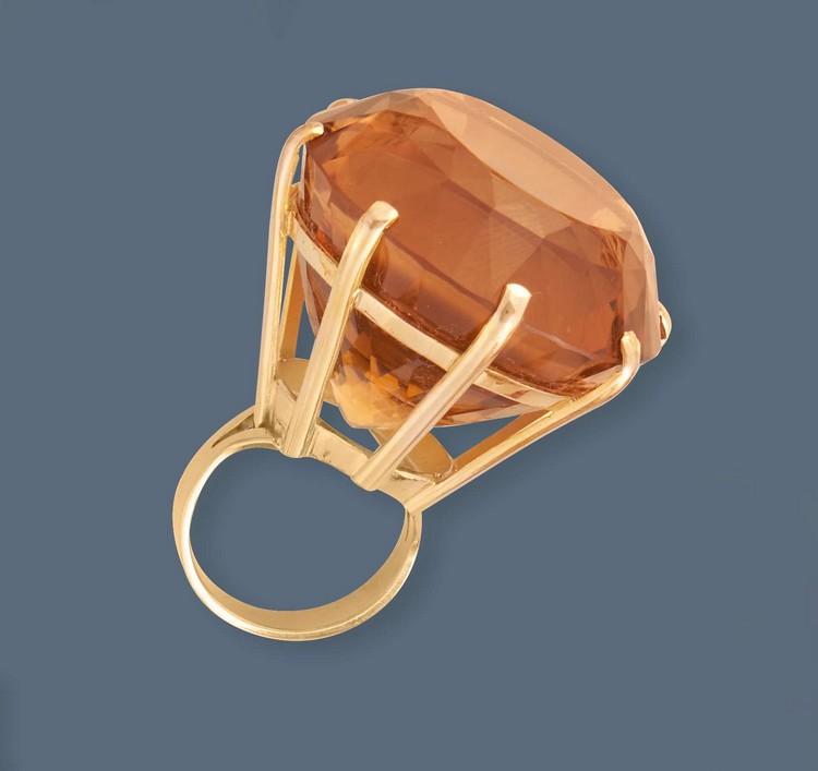 IMPORTANTE BAGUE en or (750) ornée d'une...