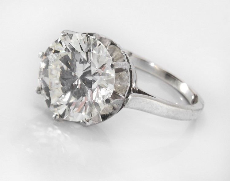 SOLITIARE en or blanc (750) sertie d'un diamant...