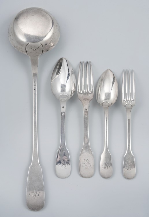 MÉNAGERE DE COUVERTS en argent modèle uniplat,...