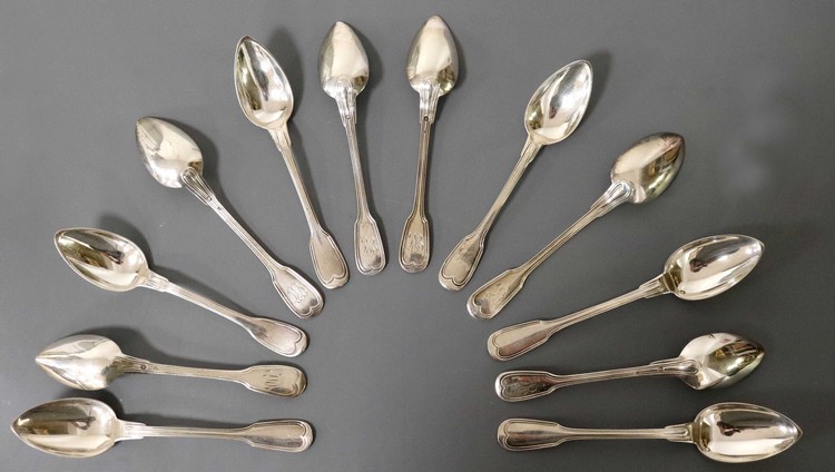 DOUZE PETITES CUILLERES en argent, modèle...