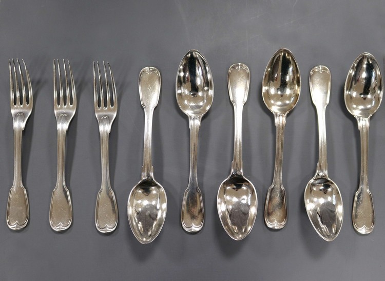 SIX GRANDES CUILLERES et TROIS GRANDES FOURCHETTES...