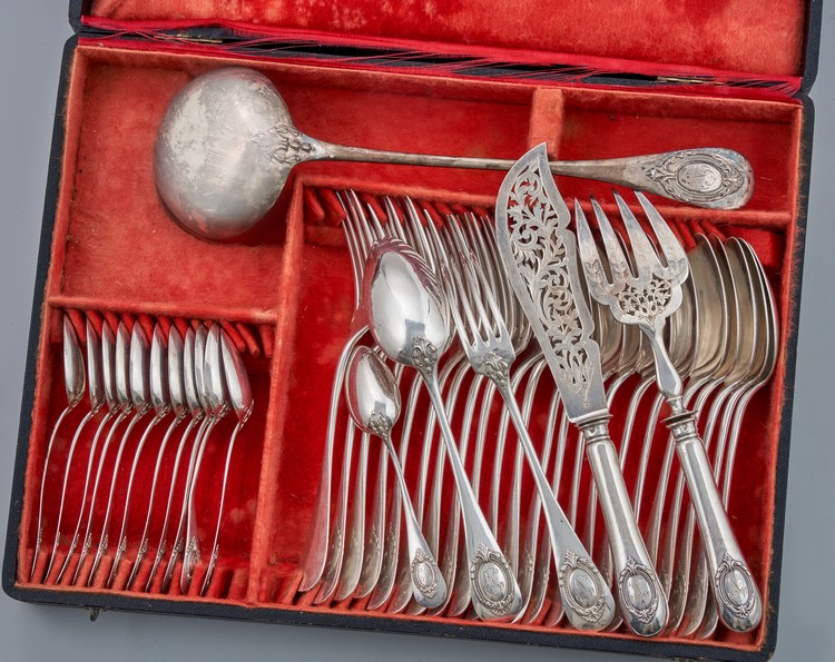 MÉNAGERE DE COUVERTS en argent uni, modèle...