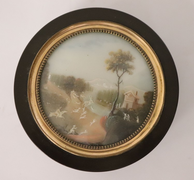 PETITE BOÎTE ronde en écaille laquée brun,...