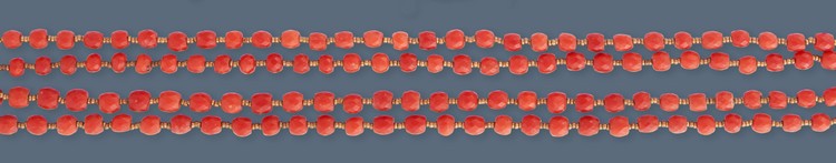SAUTOIR en billes de corail rouge facettées...