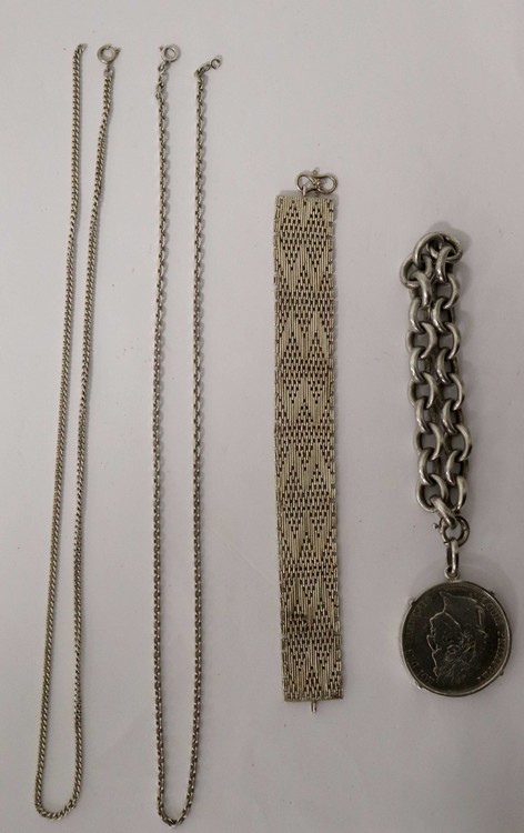 LOT DE BIJOUX en argent comprenant deux chaînes...