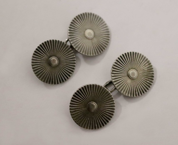 PAIRE DE BOUTONS DE MANCHETTES en argent,...