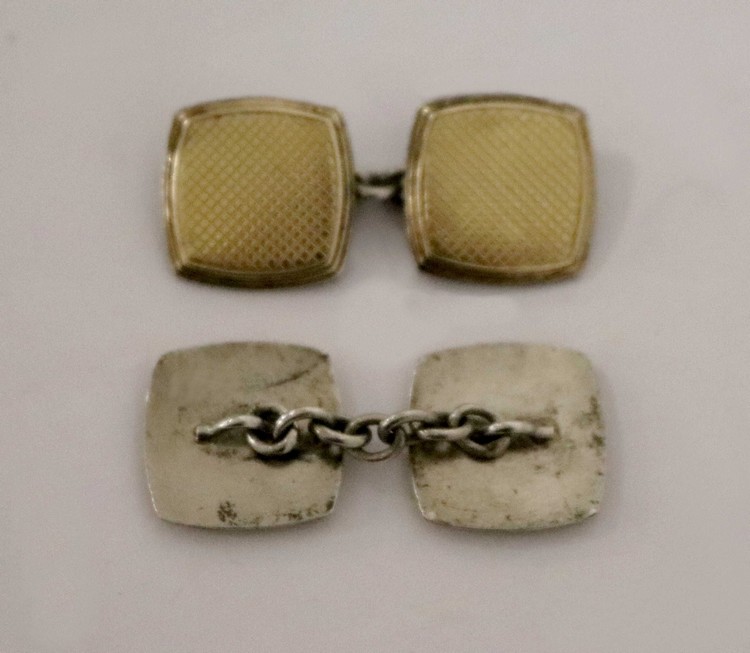 PAIRE DE BOUTONS DE MANCHETTES en argent...