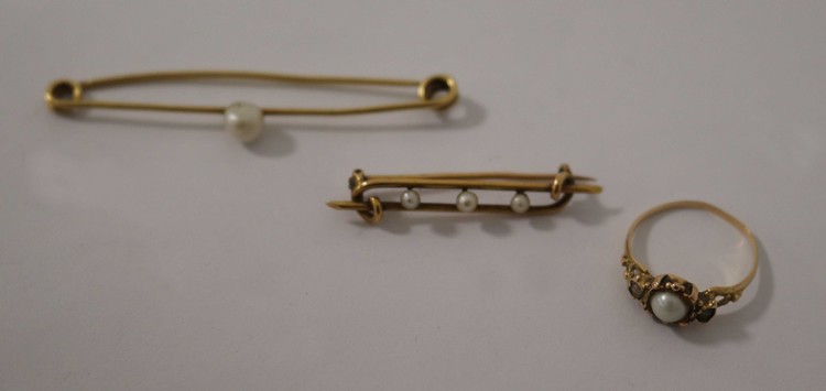 TROIS PETITS BIJOUX en or jaune (750) comprenant...