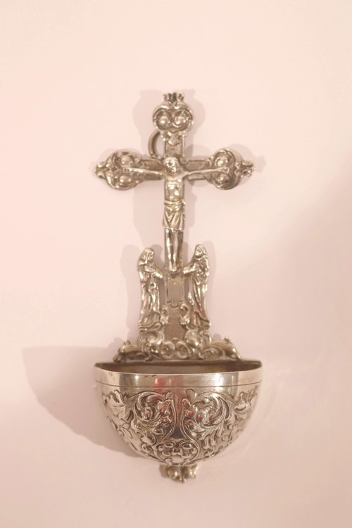 PETIT BENITIER en argent moulé surmonté d'une...