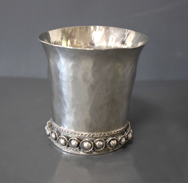 TIMBALE en argent martelé à base appliqué...