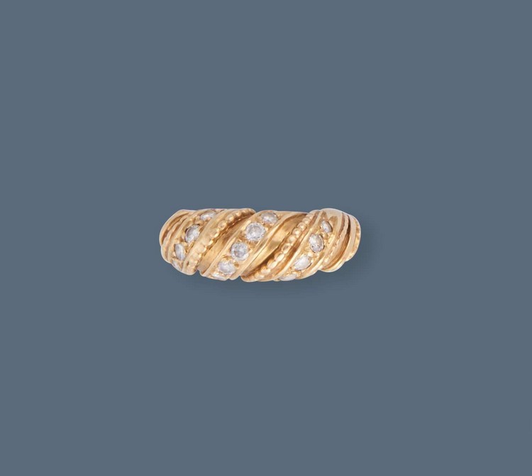 BAGUE jonc en or jaune (750) torsadée sertie...