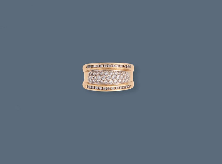 BAGUE jonc en or jaune (750) sertie de diamants...