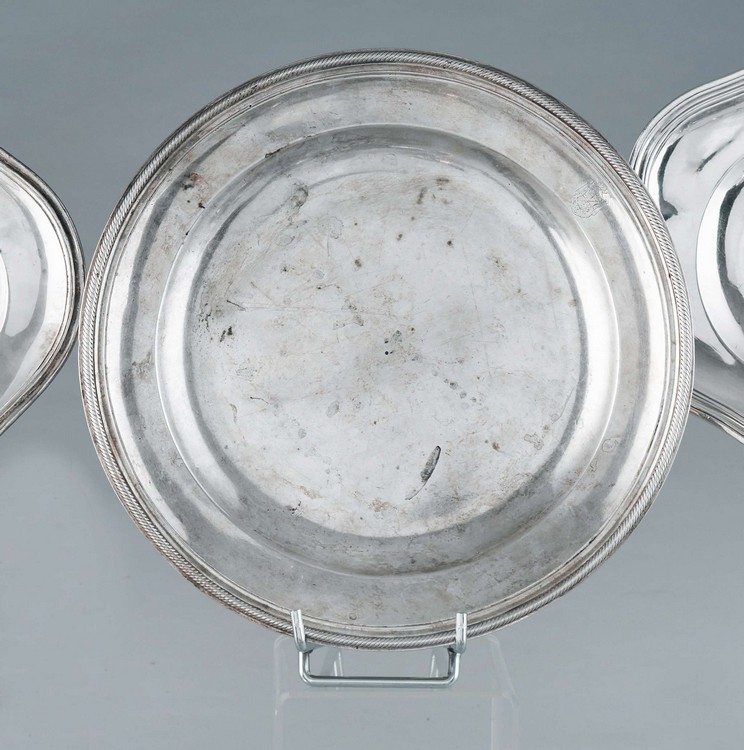 PLAT rond en argent légèrement creux à bordure...