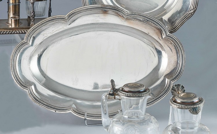 PLAT ovale en argent, de forme polylobée...