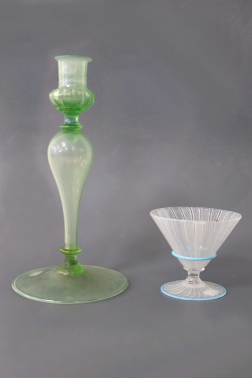 FLAMBEAU en verre soufflé vert irisé à fut...