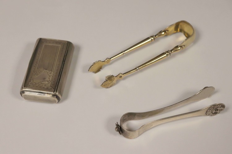 DEUX PINCES A SUCRE en argent, vermeillé...