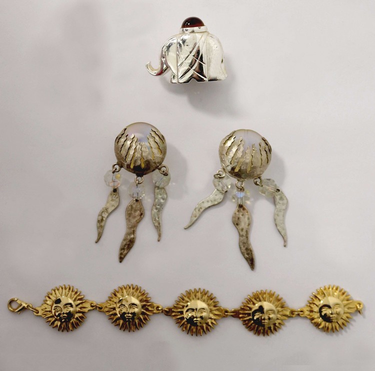 LOT DE BIJOUX FANTAISIES comprenant :