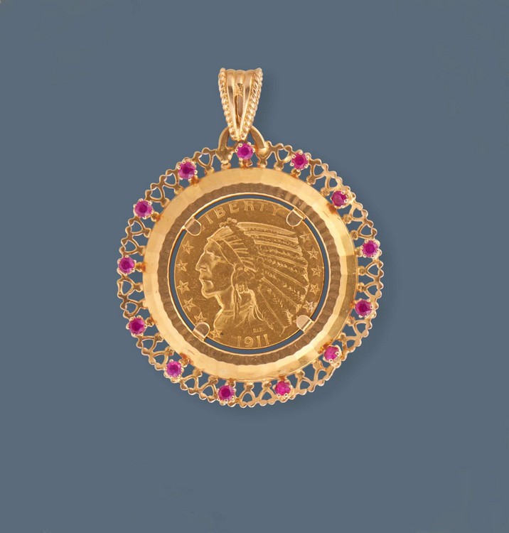 PENDENTIF rond en or jaune (750) serti d'une...