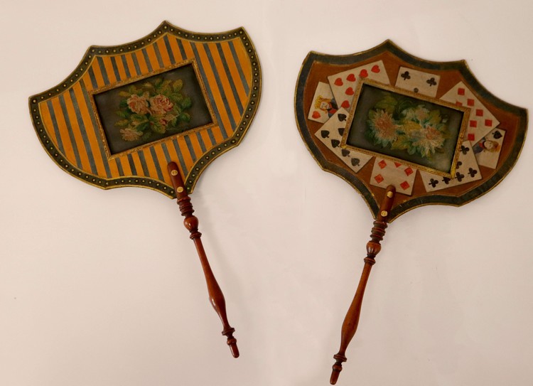 DEUX ÉVENTAILS ou ÉCRANS A MAINS à feuille...