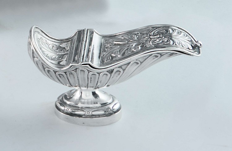 NAVETTE BRÛLE-ENCENS en argent à corps cannelé,...