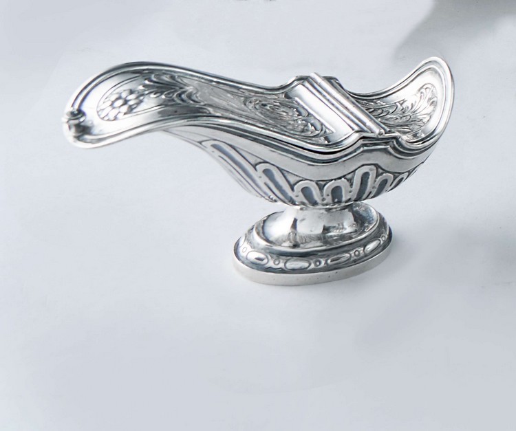 NAVETTE BRÛLE-ENCENS en argent à corps cannelé,...