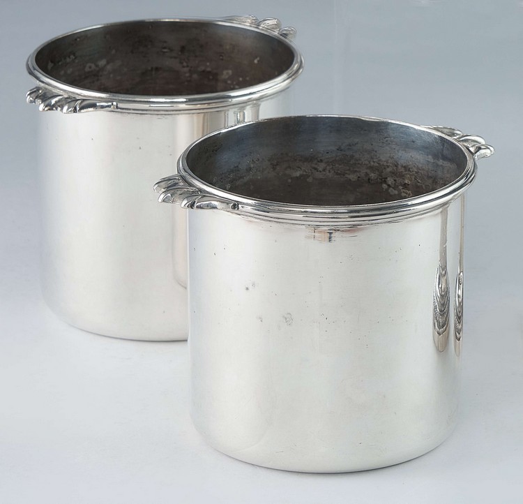 PAIRE DE RAFRAICHISSOIRS à verre, en métal...