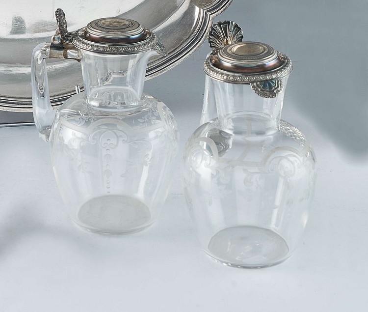 PAIRE DE CARAFONS de forme balustre en verre...