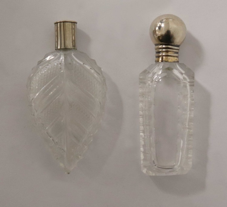 DEUX PETITS FLACONS A SEL en cristal, bouchons...