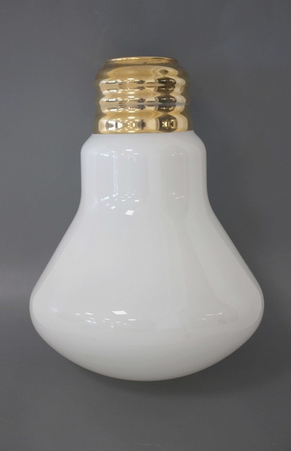 SUSPENSION en forme d'ampoule, en verre opalescent...