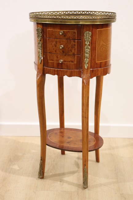 TABLE DE CHEVET ovale en bois de placage...