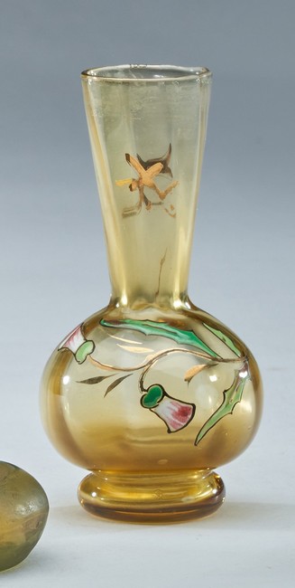 VASE MINIATURE en verre jaune à décor émaillé...