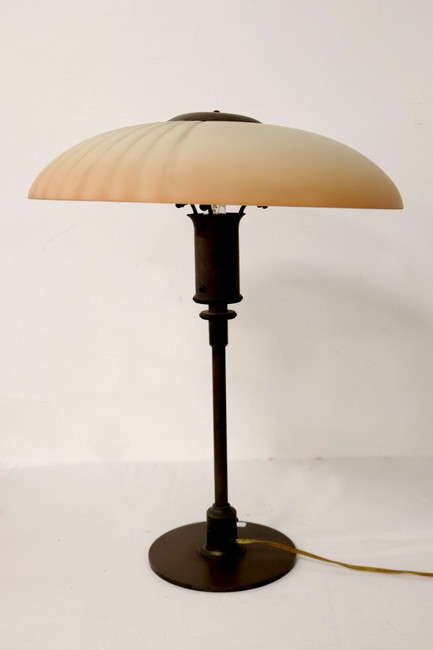 LAMPE DE BUREAU en bronze patiné, le fût...