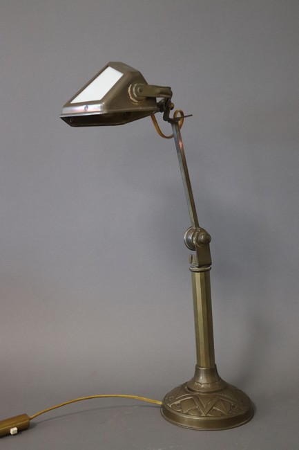 LAMPE DE BUREAU en bronze et laiton à patine...