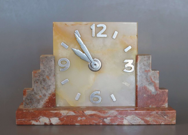 PETITE PENDULE en marbre rouge et onyx, le...