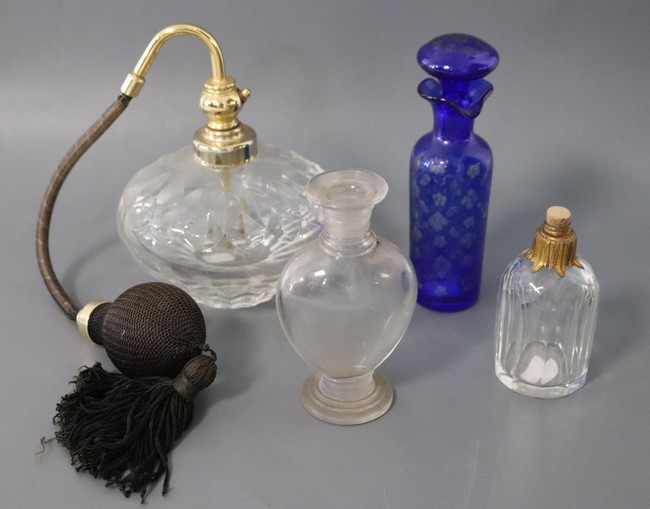 FLACON A PARFUM en cristal taillé et sa poire...