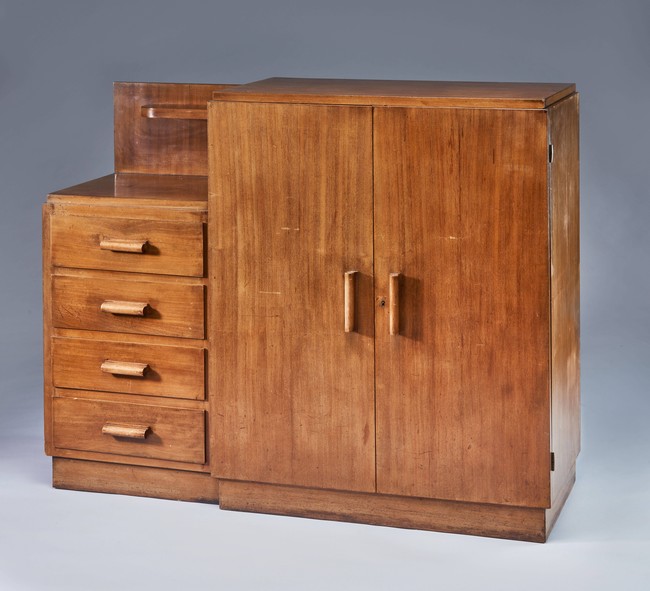 BUFFET ASYMETRIQUE en placage d’acajou ouvrant...