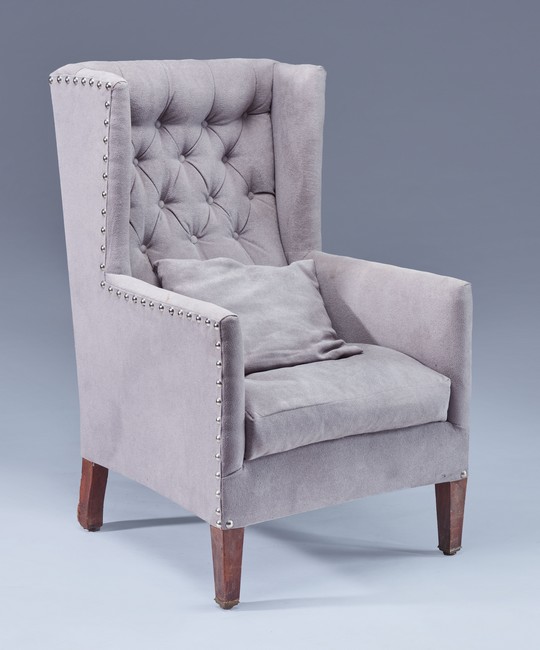 BERGÈRE À OREILLES garnie de tissu taupe...