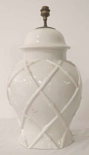 LAMPE en porcelaine blanche de forme balustre...