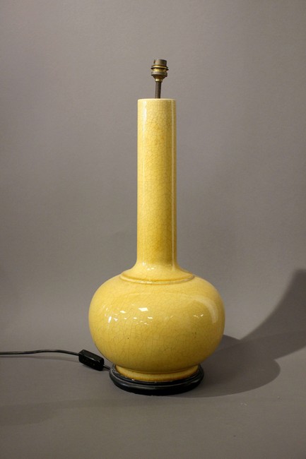 LAMPE à pied formée d'un vase à haut col...
