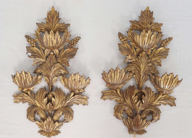 PAIRE D’APPLIQUES à trois lumières en bois...