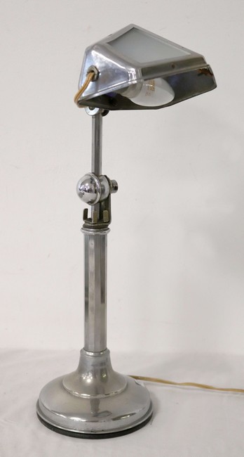 LAMPE DE BUREAU en métal chromé à abat-jour...