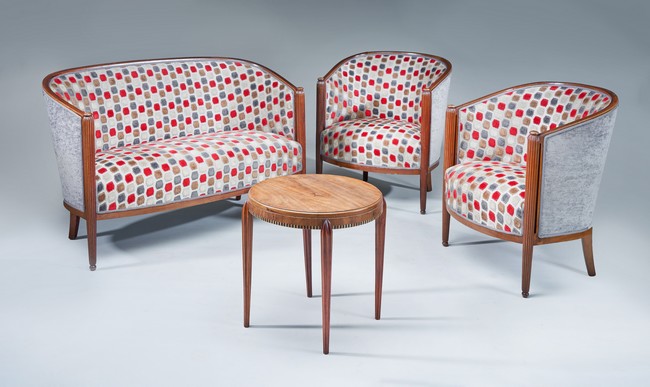 PAIRE DE FAUTEUILS en bois teinté façon acajou,...